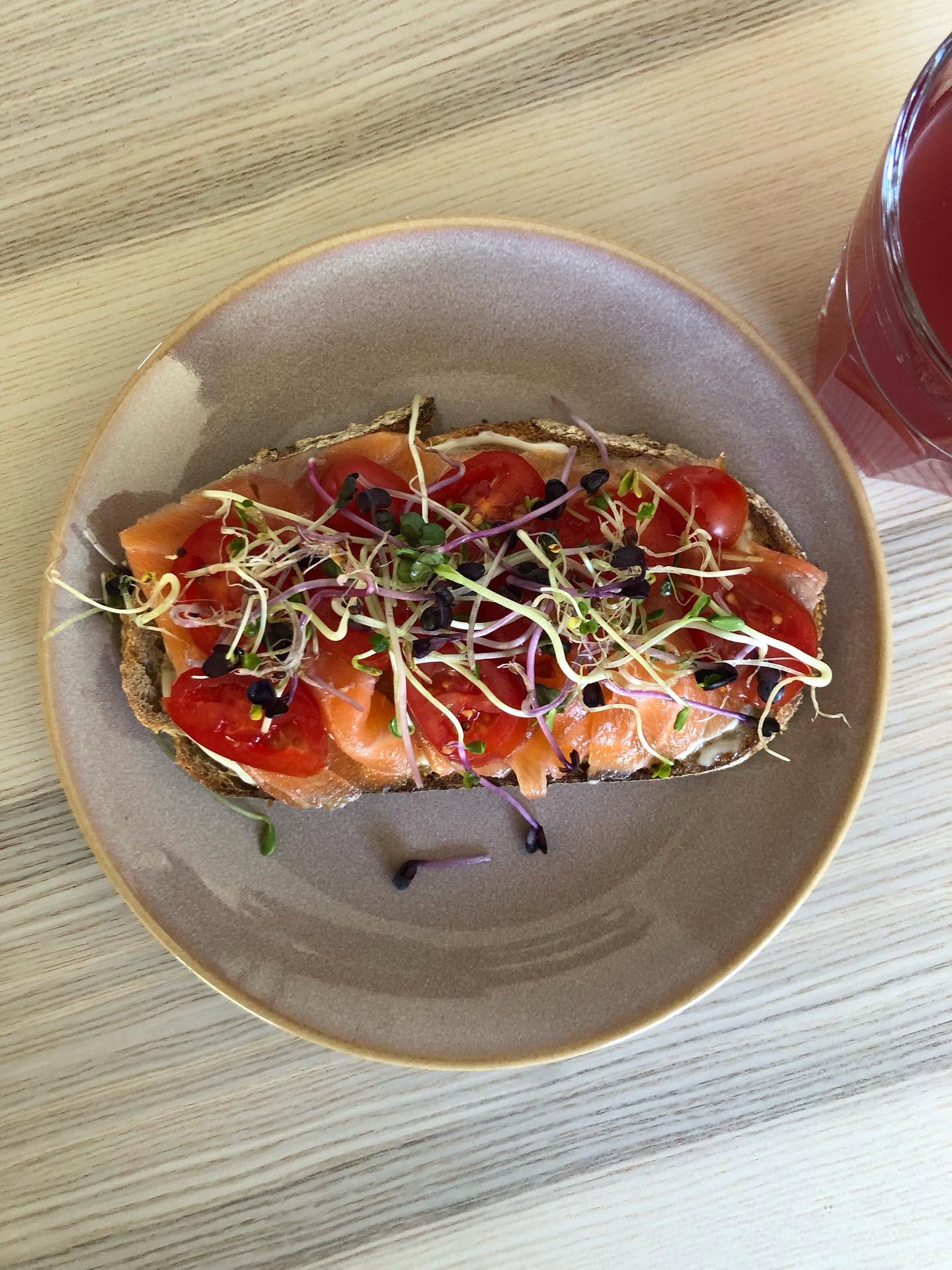 Toast met zalm, cherrytomaatjes en verse kiemen
