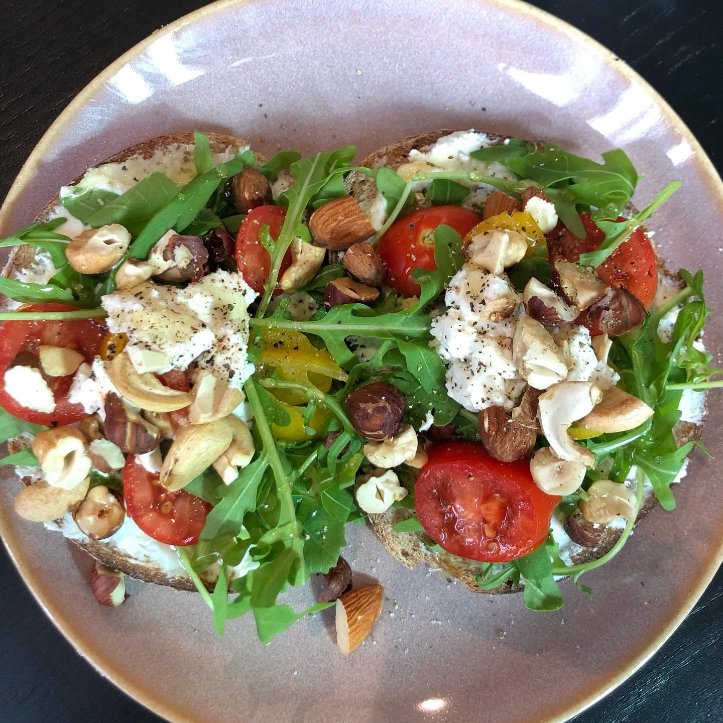 Belegd broodje met rucola, cherrytomaatjes, mozzarella en noten