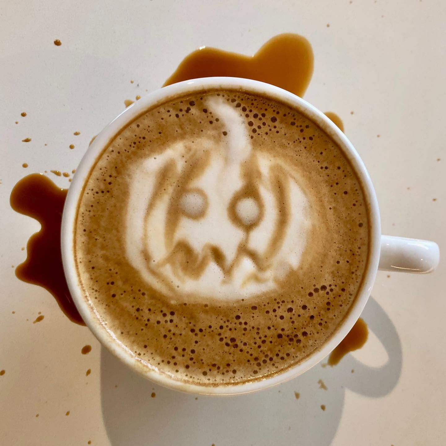 Koffie met een uiltje getekend in het melkschuim