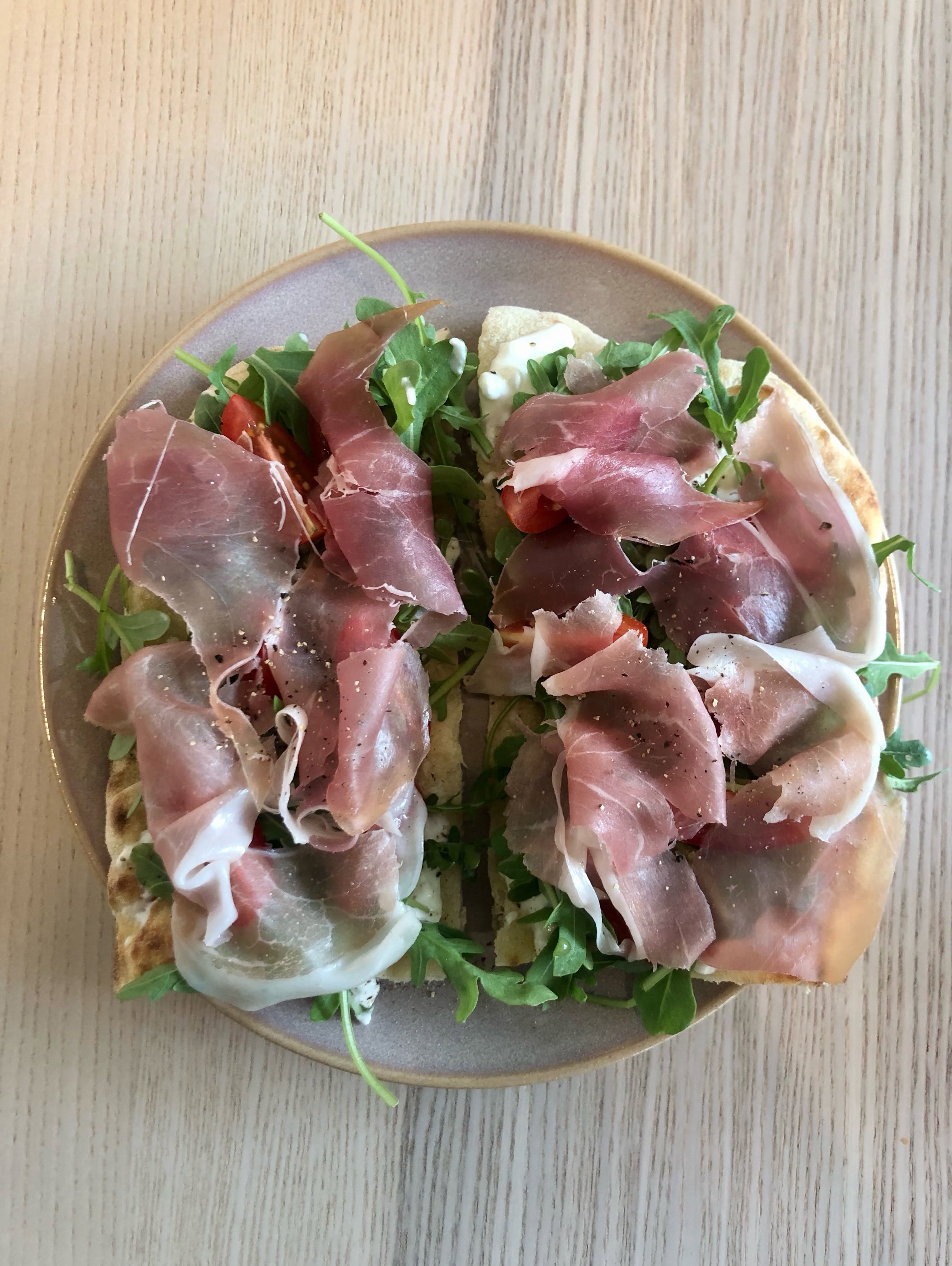 Bruschetta met rauwe ham, kaas en rucola van bovenaf