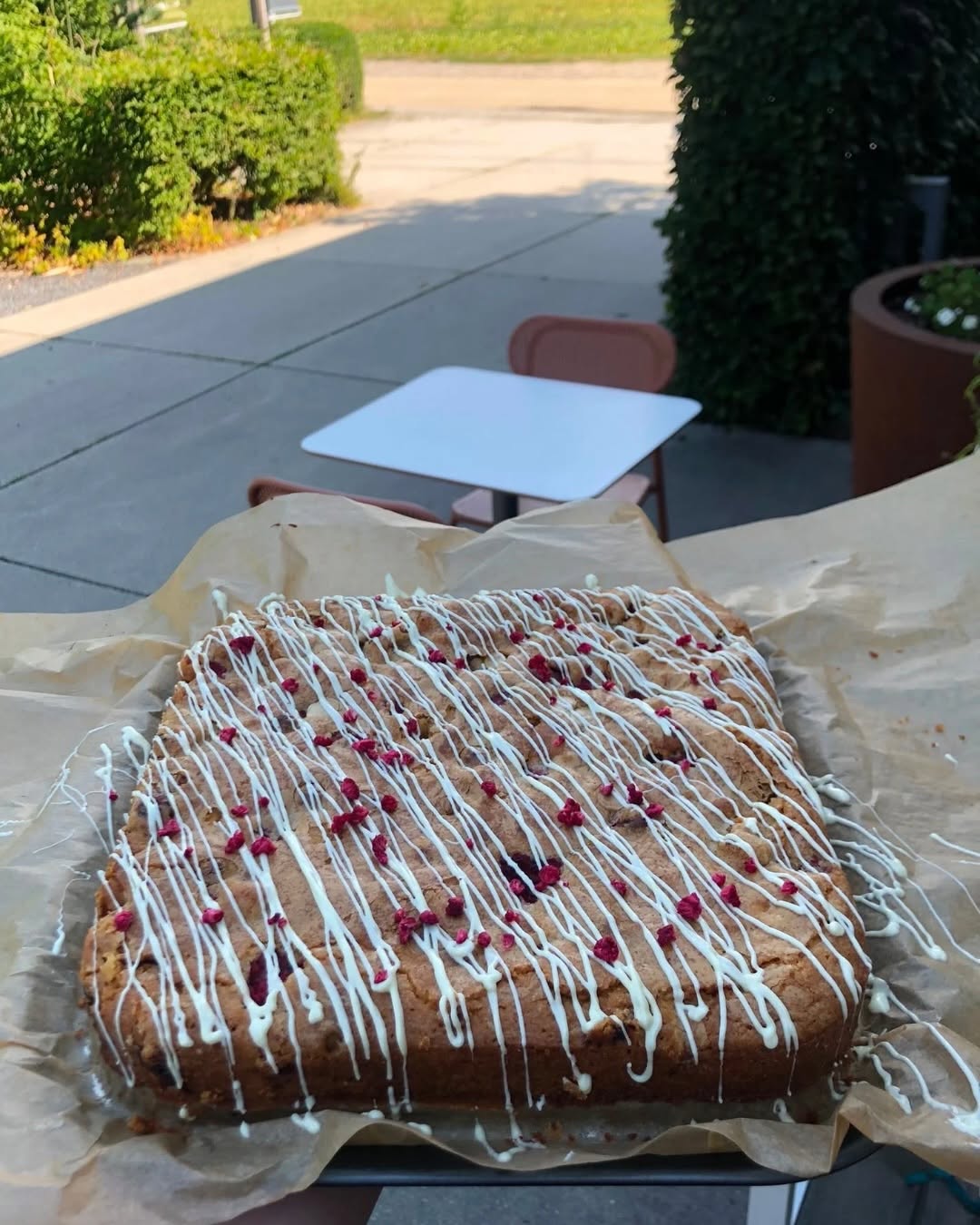 Grote homemade cake met witte icing en verse frambozen